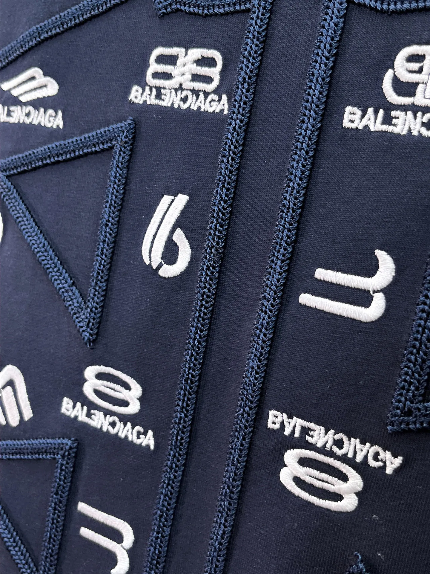 Balenciaga's high-end top-quality products 🐮2026 Spring and Summer New Arrival first counter, the latest New Arrival short-sleeved round neck T-shirt, Premium customized design, avant-garde and fashionable! Brand logo heavy craftsmanship design Premium customized 260g fabric. Soft to the touch. Comfortable to wear. Counter-level exquisite stitching. Fine workmanship. The upper body effect is incomparably handsome! A must-have item for men and women with the same style! Sizes: S~XXL When placing an order, please state your height and weight. The maximum wearing size is 210 pounds (one size larger)